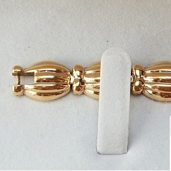 BELAIR VINTAGE NEW IN BOX SWISS MADE GOLDTONE SCALLOP DESIGN LADIES WATCH - Picture 4 of 8